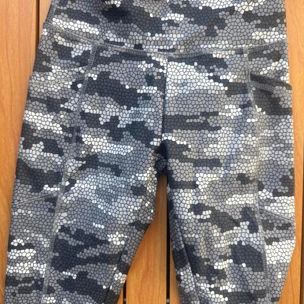 Balance Collection gray &‎ black camo leggings in a S